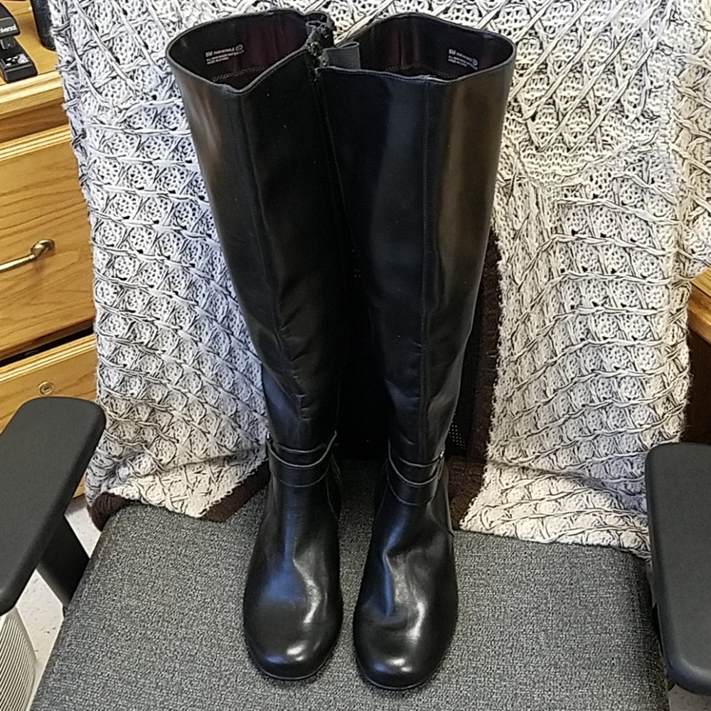 New Black size 8 fashion boot with double zipper